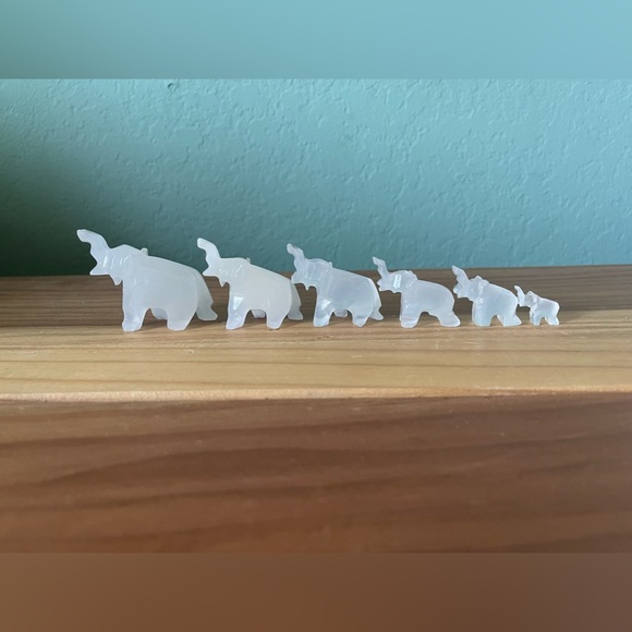 Carved White Quartz Parade 6 Elephants Figurines Graduating 0.7-2” - Picture 1 of 8